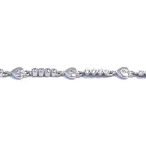 Silbernes Armband mit Herzmotiv aus weißen Steinen