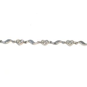 Silbernes gewelltes Armband mit weißen Steinen und Herzen