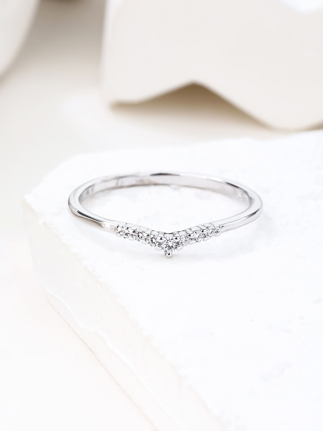 Ezüst gyűrű fehér cirkónia kövekkel, V-alakú díszítéssel_2